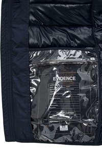Mørkeblå dunjakke med indvendig foring, der har en gennemsigtig lomme med en "EVIDENCE" etiket og trykte detaljer i sort. Glat tekstur.