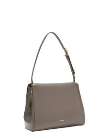 Sac à main en cuir gris avec une silhouette structurée, une bandoulière réglable et des ferrures dorées ; présente un logo subtil à l'avant.
