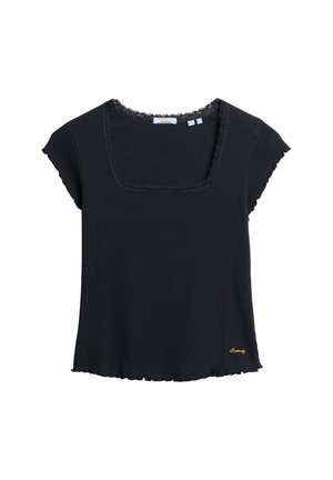 Sort kortærmet top med firkantet halsudskæring, ribbet tekstur, bølgede kanter og et lille guldlogo nederst til venstre.