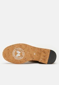 Plantilla de corcho con motas de colores, tacón de goma y logo grabado. Superficie resistente, plana y texturizada para mayor tracción. Talla 37 marcada.