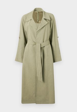 Trench-coat long, vert clair, en tissu tissé. Présente un col, des manches larges, une ceinture et des accents de boutons sur les manches.