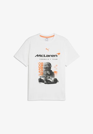 Biały t-shirt z krótkim rękawem z logo McLarena, napisem "Lando Norris", obrazem kierowcy wyścigowego oraz grafiką samochodu Formuły 1 na przodzie.