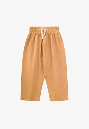 Kalhoty ze směsi bavlny v teplém, tlumeném oranžovém odstínu. Mají elastický pas s šňůrkou a volný střih s zkrácenými nohavicemi.