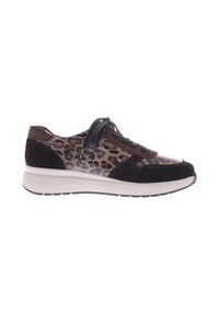 Sneaker mit einem Leopardenmuster auf glattem Stoff, schwarzen Wildlederakzenten, einer kontrastierenden weißen Sohle und schnürbarem Design.