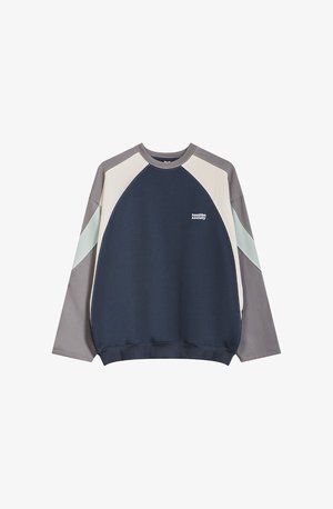 Värblockerad sweatshirt i marinblått, crème och grått. Har en rund halsringning, långa ärmar och en liten logotyp fram. Tillverkad av en blandning av bomull.