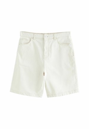 Weiße Denim-Shorts mit geradem Schnitt, ausgestattet mit fünf Taschen, einem Frontknopfverschluss und sichtbaren Nähten. Glatte Oberfläche.