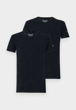 Deux t-shirts en coton noirs à manches courtes et col en V, avec une étiquette sur le col et un petit logo sur la manche.
