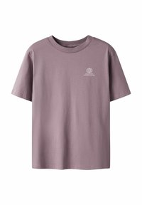 Kortärmad t-shirt med rund halsringning i dämpad lavendel i bomull. Har en liten vit globlogga på vänster bröst. Slät textur, avslappnad passform.