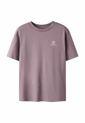 Kurzärmliges T-Shirt mit Rundhalsausschnitt aus gedämpftem Lavendelbaumwolle. Verfügt über ein kleines weißes Globus-Logo auf der linken Brust. Glatte Textur, lockere Passform.