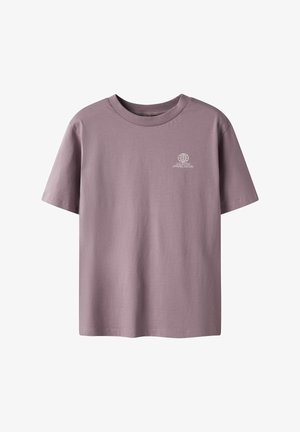 Kurzärmliges T-Shirt mit Rundhalsausschnitt aus gedämpftem Lavendelbaumwolle. Verfügt über ein kleines weißes Globus-Logo auf der linken Brust. Glatte Textur, lockere Passform.