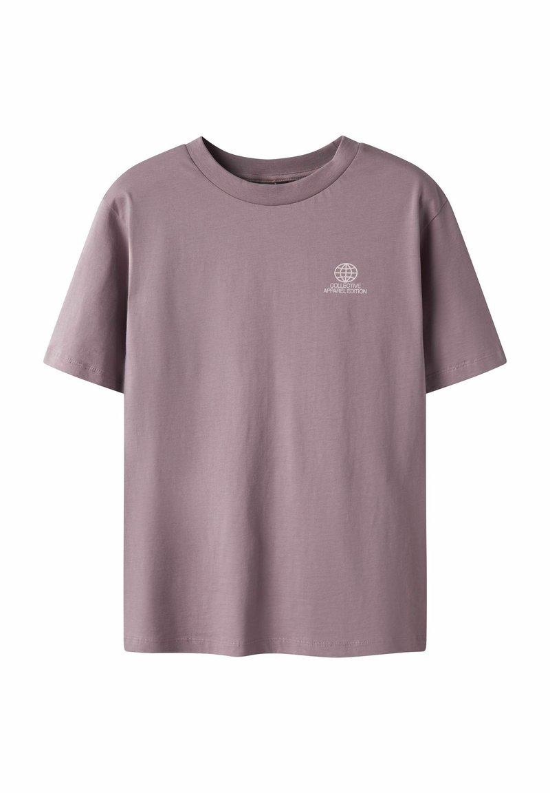 Kortärmad t-shirt med rund halsringning i dämpad lavendel i bomull. Har en liten vit globlogga på vänster bröst. Slät textur, avslappnad passform.