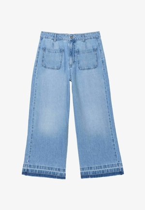 Blugi decoloranți largi bleu deschis, cu buzunare aplicate în față, bucle pentru curea, închidere cu nasture și detalii estompate lângă tivuri.