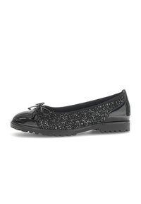 Zwarte ballet flats met een glanzende lakleren neus en een strik, een textiele zwarte bovenkant en een robuuste rubberen zool.