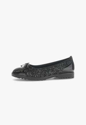 Zwarte ballet flats met een glanzende lakleren neus en een strik, een textiele zwarte bovenkant en een robuuste rubberen zool.