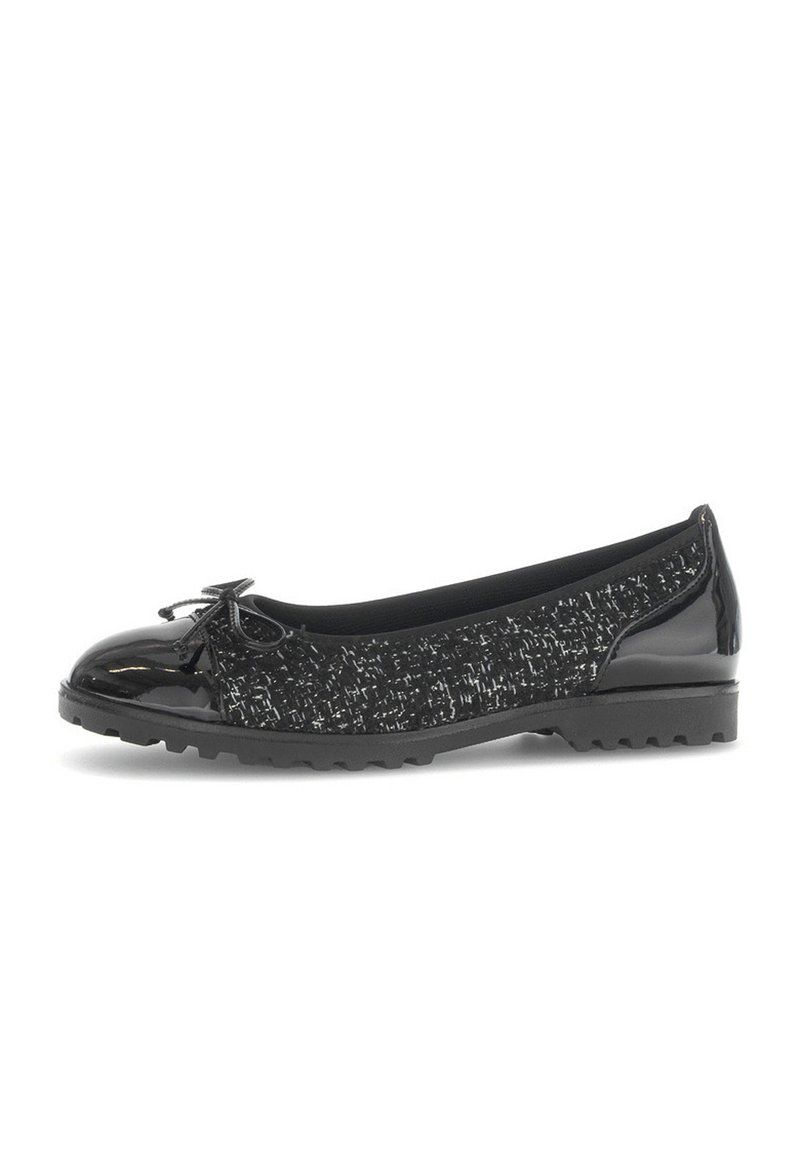 Zwarte ballet flats met een glanzende lakleren neus en een strik, een textiele zwarte bovenkant en een robuuste rubberen zool.