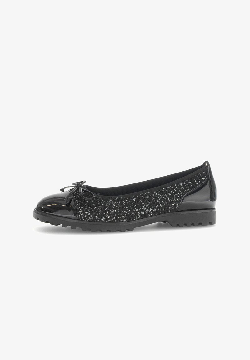 Schwarze Ballerinas mit einer glänzenden Lackspitze und einer Schleife, einem strukturierten schwarzen Stoffoberteil und einer robusten Gummisohle.