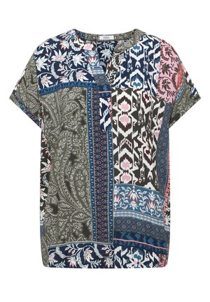 Bluzka z krótkim rękawem z patchworkiem w kwiatowe i geometryczne wzory w kolorach granatowym, oliwkowym, różowym i białym.