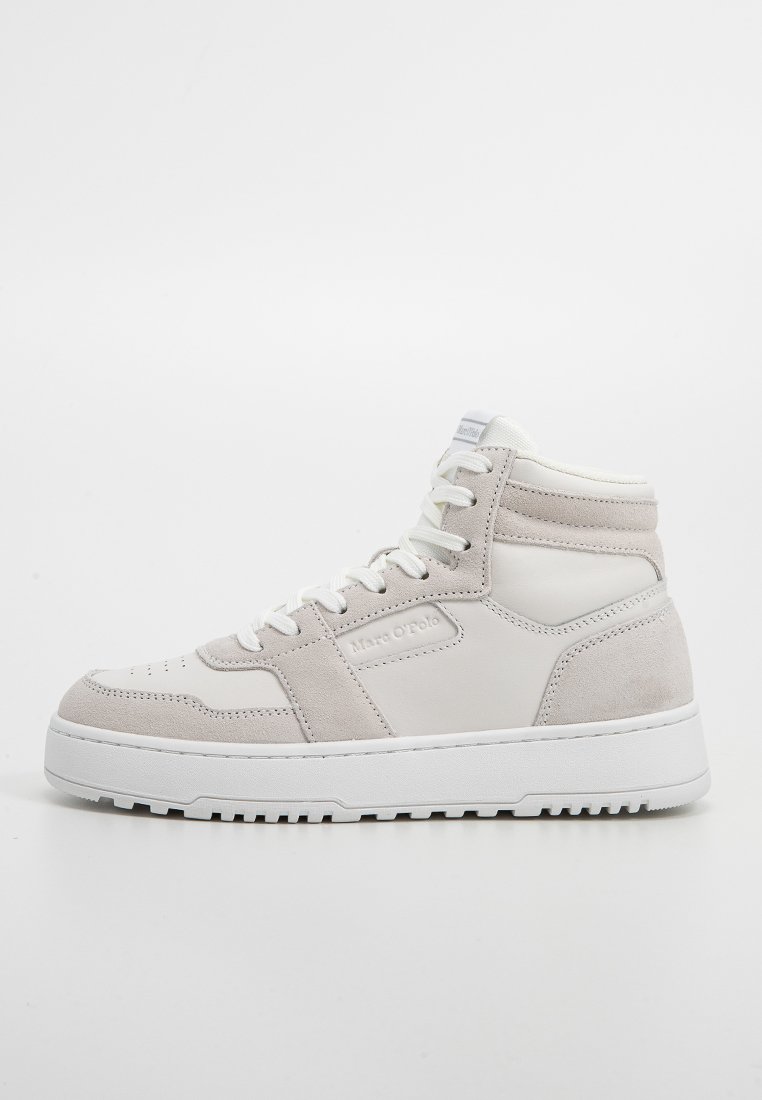 Wysokie sneakersy z białą skórzaną cholewką i jasnoszarymi zamszowymi akcentami. Posiadają wyściełany kołnierz, białe sznurówki i gumową podeszwę.