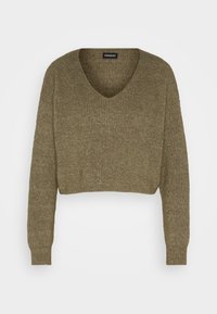 Pull court vert olive avec col en V et manches longues. La texture est côtelée, avec une coupe légèrement ample.
