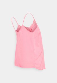 Camisola rosa com alças ajustáveis e acabamentos em renda na gola. Textura suave, com um corte descontraído e bainha curvada.