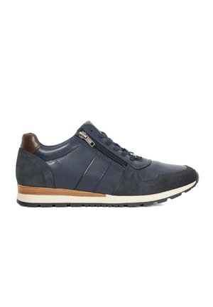 Marine leren en suede sneaker met een textuurafwerking, voorzien van een zijrits, stoffen veters en een contrasterende tan hakaccent. Rubberen zool.