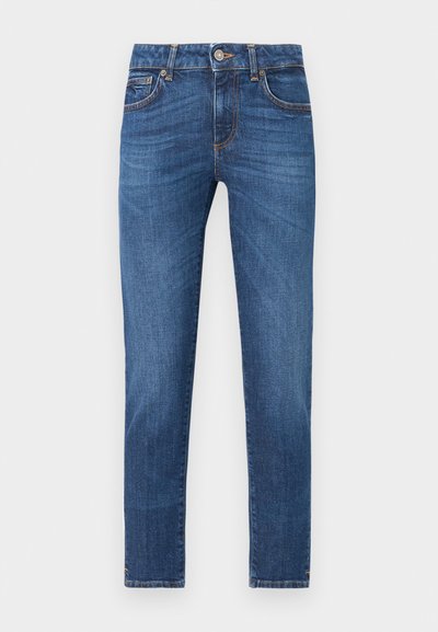 Jean en denim bleu coupe slim avec cinq poches, fermeture par bouton et zip, et détails légèrement délavés sur le devant des cuisses.