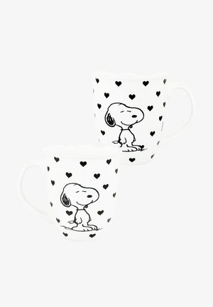 Tazza ceramica bianca con opere d'arte in linea nera raffigurante un cane tra cuori neri sparsi. Manico curvo, forma cilindrica, finitura liscia.