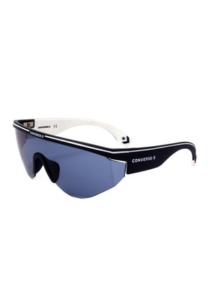 Occhiali da sole sportivi con montatura bianca e nera, lenti avvolgenti blu scuro e marchio Converse sulle aste e sopra il ponte del naso.