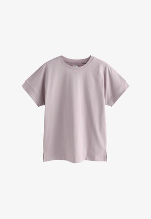 T-shirt en coton rose clair avec des manches courtes, un col rond, des fentes sur les côtés et une coupe décontractée. Texture lisse, design minimaliste, style polyvalent.