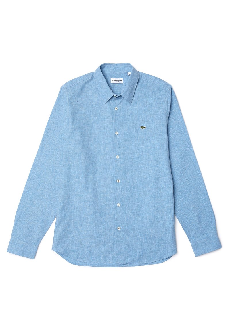 Helles blaues Button-Down-Hemd aus strukturiertem Stoff, mit klassischem Kragen, langen Ärmeln und einem kleinen gestickten Logo auf der Brust.