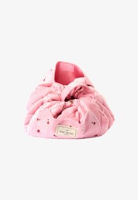 Bolsa de almacenamiento de tela acolchada rosa con cierre de cordón, con pequeños patrones de cerezas y una etiqueta de The Flat Lay Co.