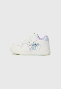 Baskets blanches avec des accents pastel violets et bleus, présentant un graphique de personnage de dessin animé sur le côté, une fermeture à lacer et une sangle.