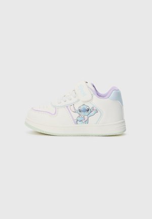 Białe sneakersy z pastelowymi fioletowymi i niebieskimi akcentami, z grafiką postaci z kreskówki z boku, sznurowanym zapięciem i paskiem.