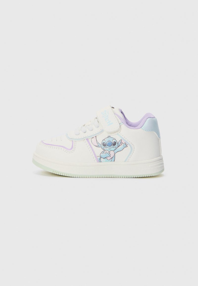 Baskets blanches avec des accents pastel violets et bleus, présentant un graphique de personnage de dessin animé sur le côté, une fermeture à lacer et une sangle.