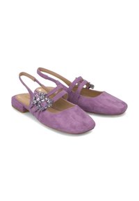 Scarpe slingback in suede lavanda con punta quadrata, dotate di due cinturini incrociati e un accento di gioiello alla fibbia, tacco piatto.