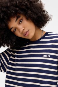 Gestreepte lange mouwen shirt in marineblauw en roomkleur, gemaakt van zachte stof. Heeft een ronde halslijn en een klein geborduurd "BDG" logo.