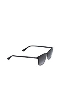 Lunettes de soleil à monture noire avec verres teintés foncés et branches droites, présentées en angle sur fond blanc.