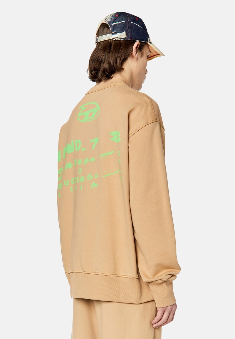 Felpa beige con stampa grafica verde sul retro. Presenta polsini e orlo a costine, colletto tondo e una vestibilità rilassata.