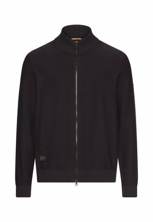 Czarny kardigan na pełny zamek błyskawiczny z prążkowanym stójkowym kołnierzem, mankietami i dołem, z małą prostokątną naszywką na dolnej lewej stronie przodu.