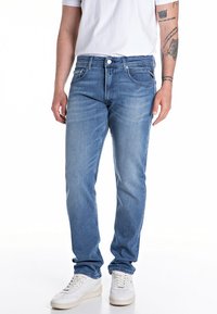 Blauwe denim jeans met een rechte pasvorm, vijf zakken en subtiele vervaging. Draag het met een wit T-shirt en witte sneakers.