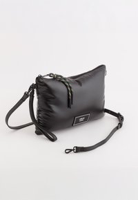 Czarna, pikowana kopertówka z gładkiego materiału, z tęczowym suwakiem, odczepianym skórzanym paskiem i naszywką z logo.