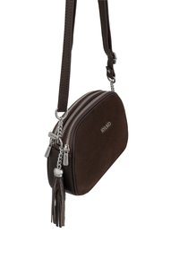 Braune Wildleder-Crossbody-Tasche mit runder Form, doppelten Reißverschlüssen, silberner Hardware und einem Quaste-Akzent. Verstellbarer Riemen ist enthalten.