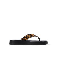 Žabky s leopardím potiskem na textilním pásku, s černou gumovou podrážkou a platformou. Design zahrnuje minimalistické mezičlánky na prsty a hladký povrch.