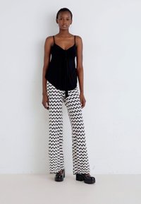 Noisy May NMSADIE PANTS - Nohavice - black/oatmeal/bright white