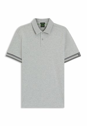Polo gris de algodón, con un cuello clásico, tapeta de dos botones y acentos a rayas en las mangas. Logo de la marca en la manga.