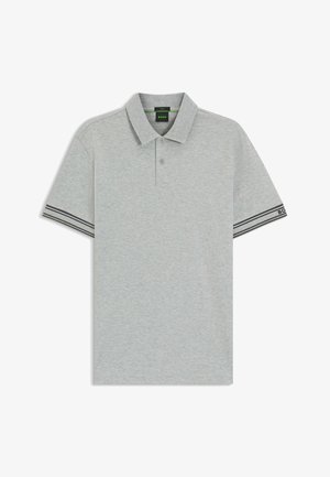 Polo gris de algodón, con un cuello clásico, tapeta de dos botones y acentos a rayas en las mangas. Logo de la marca en la manga.