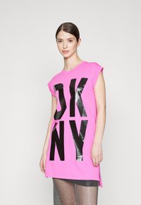 DKNY EXPLODED LOGO TUNIC - Džersio suknelė - shocking pink/black