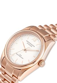Roségoldene Armbanduhr mit weißem Ziffernblatt, minimalistischen rosegoldenen Stundenmarkierungen, dem Schriftzug "Copenhagen Studios" und wasserdicht bis 50 Meter.