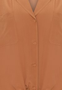 Rooiachtige button-up shirt met een gladde textuur, korte mouwen, twee borstzakken en een strikdetail in de taille.