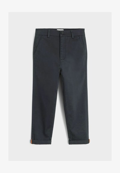 Sötét tengerészkék vászon nadrág textúrált pamutból, gombos záródással, oldalsó zsebekkel és narancssárga részletekkel ellátott feltekert nadrágszárral.